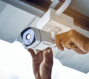 فني تصليح كاميرات مراقبة