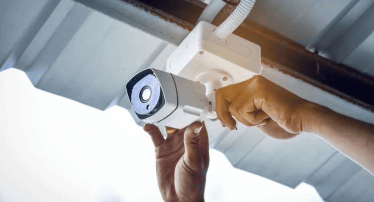 فني تصليح كاميرات مراقبة